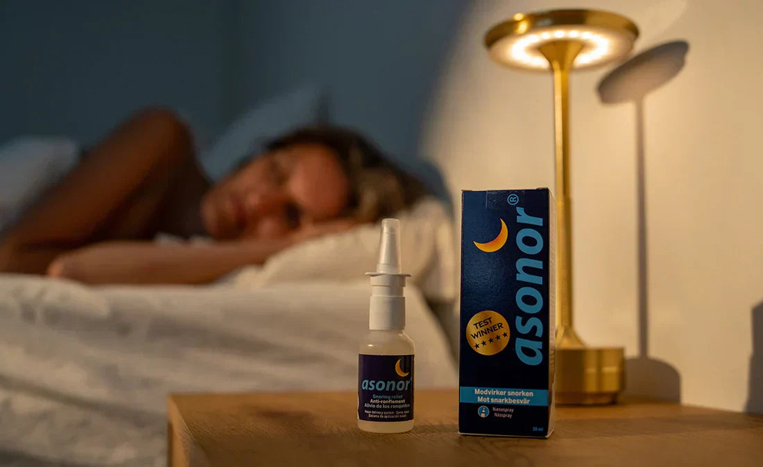 Bedste middel mod snorken asonor på natbord ved siden af kvinde der sover